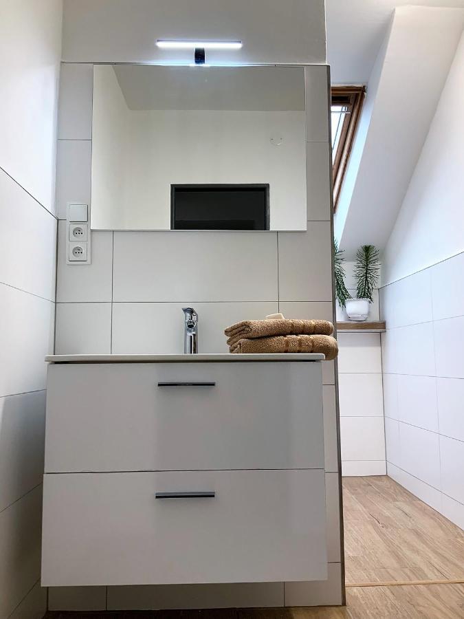 Apartman V Podkrovi Hostinné Exterior foto