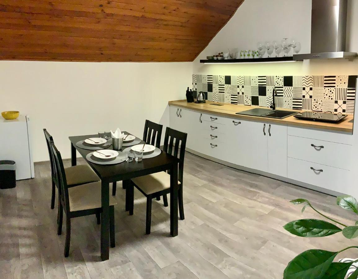 Apartman V Podkrovi Hostinné Exterior foto